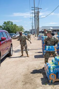 jackson water crisis national guard hands out water